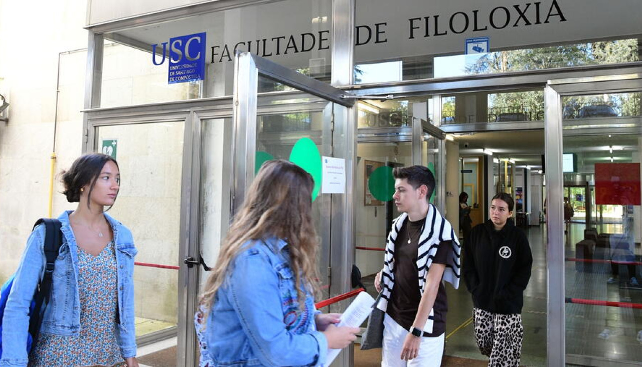Estudiantes a las puertas de la Facultad de Filología de la USC