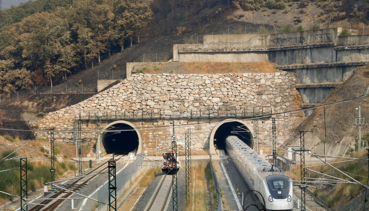 Un tren de la línea AVE Madrid-Galicia a su paso por una zona quemada por los incendios, a 21 de agosto de 2025, en A Gudiña, Ourense, Galicia