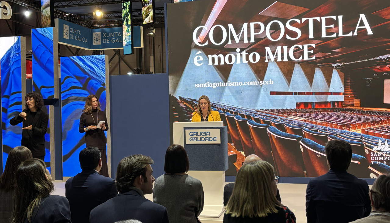 Míriam Louzao durante la presentación de la campaña ‘Compostela é moito MICE’ en FITUR