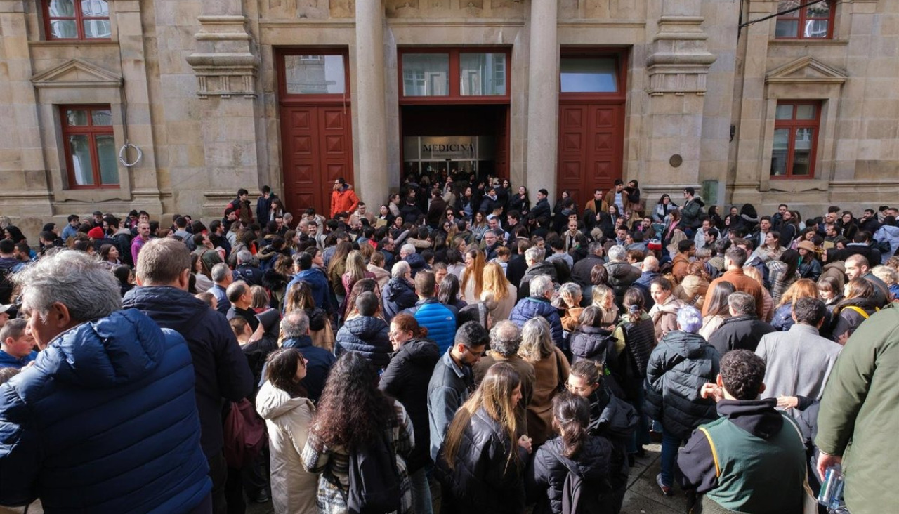 Un grupo de personas ante la Facultad de Medicina de la USC para realizar las pruebas de Formación Sanitaria Especializada en 2023