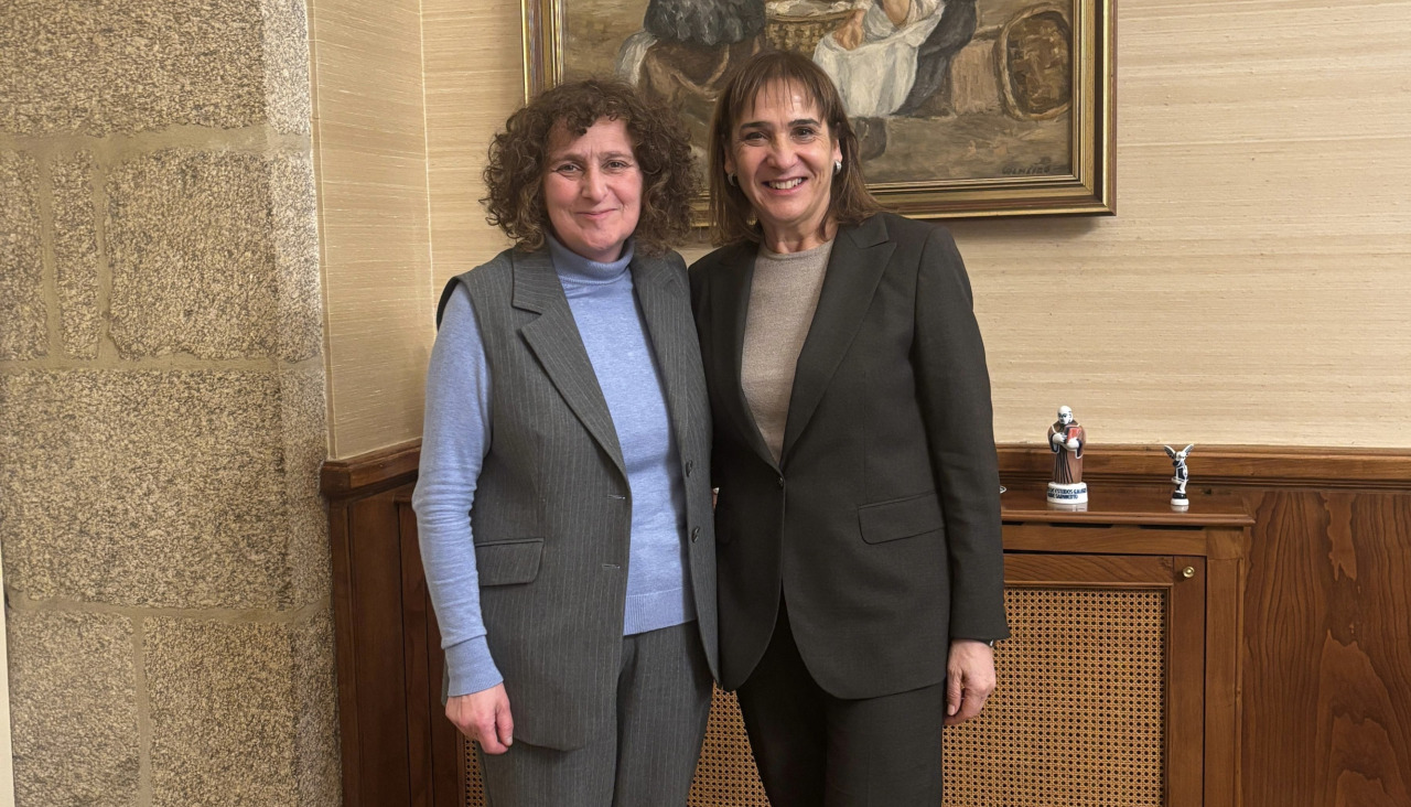 La alcaldesa de Santiago, Goretti Sanmartín, posa con la candidata a rectora de la USC, María José López Couso