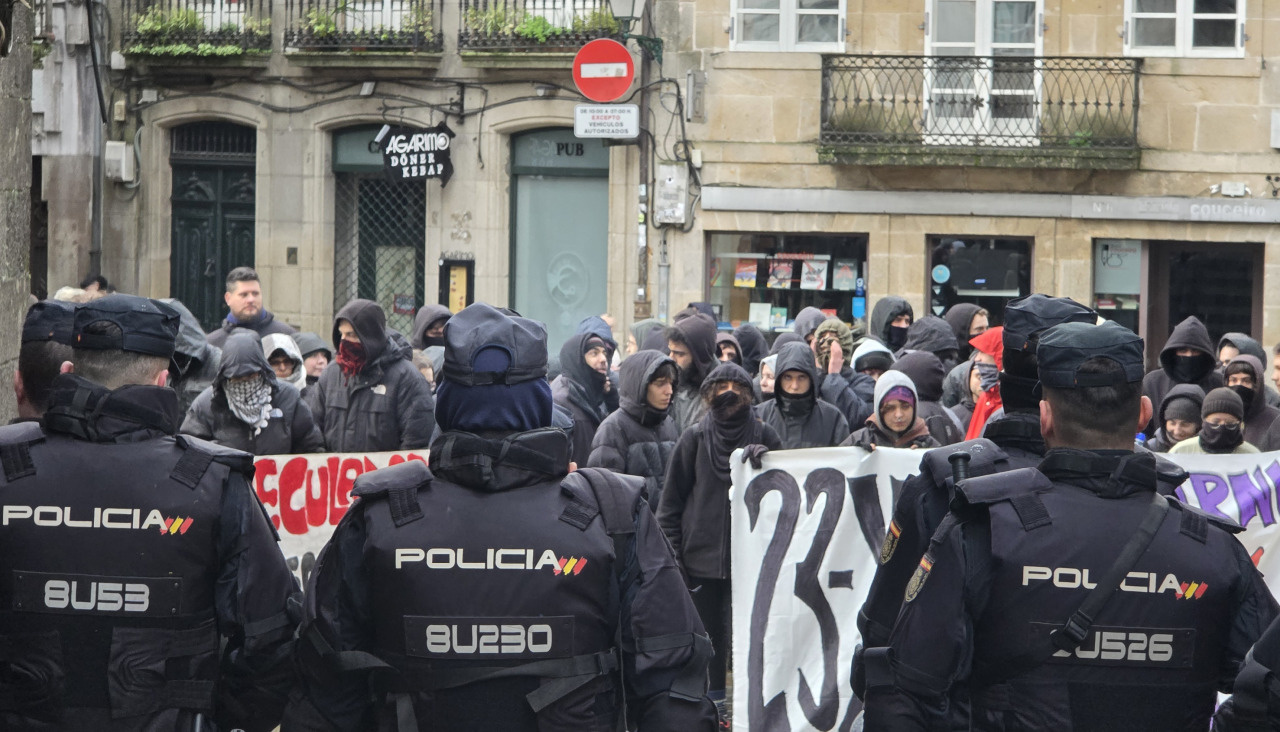 La Policía Nacional custodia la entrada a la Algalia de Arriba en presencia de los manifestantes