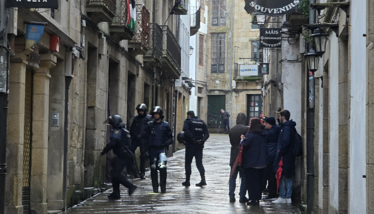 Las fuerzas policiales desalojan el inmueble