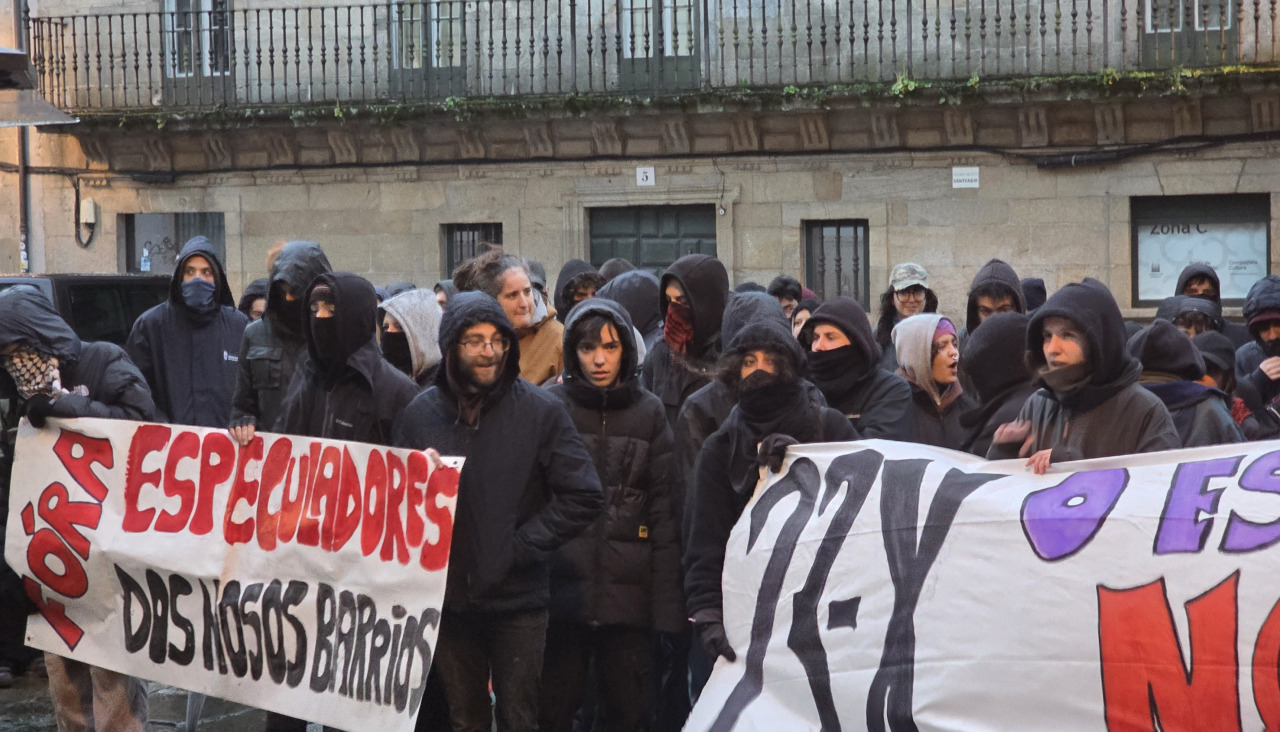 Manifestantes concentrados en la plaza de Cervantes tras el corte de la calle por la Policía Nacional