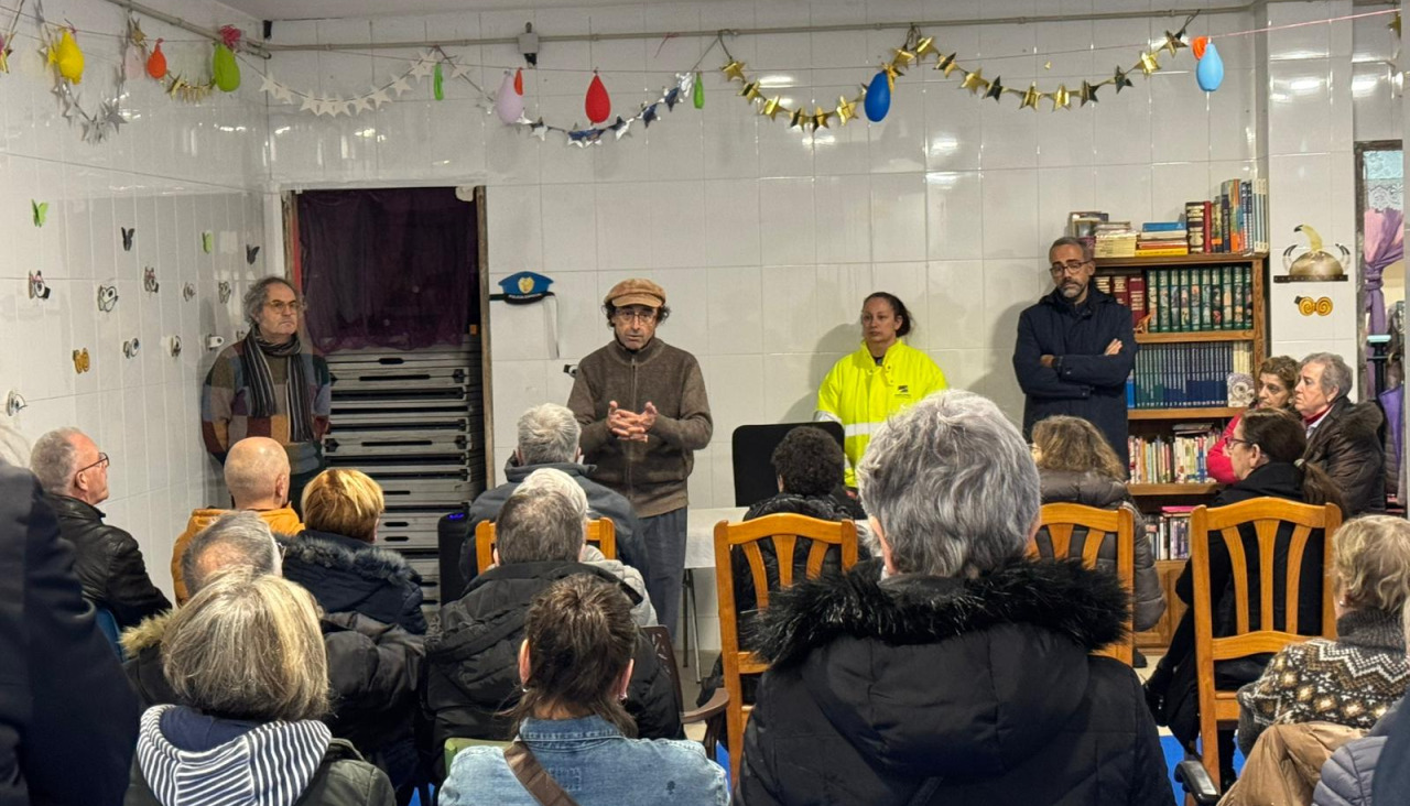 El concejal de Obras, Xesús Domínguez, trasladó la situación la mañana de este martes a los vecinos del barrio
