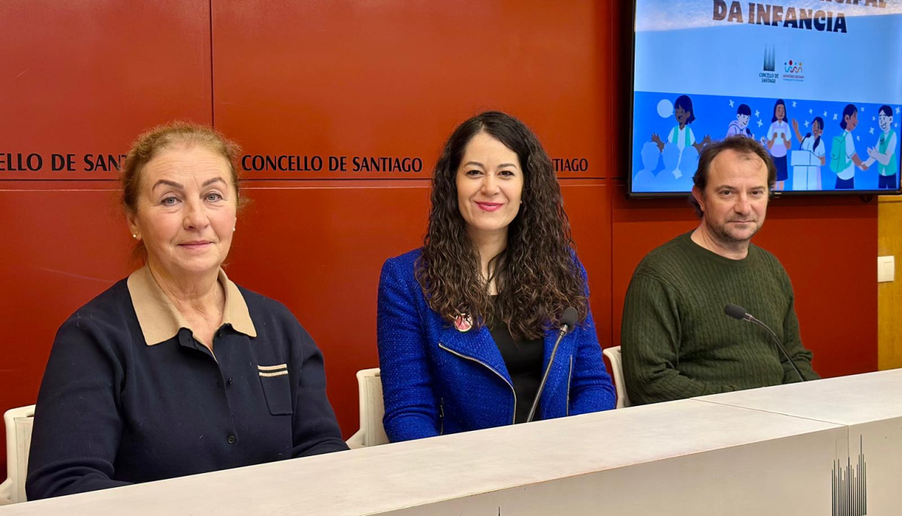 Representantes de Servicios Sociales y de la consultora Deloga en el anuncio de la iniciativa
