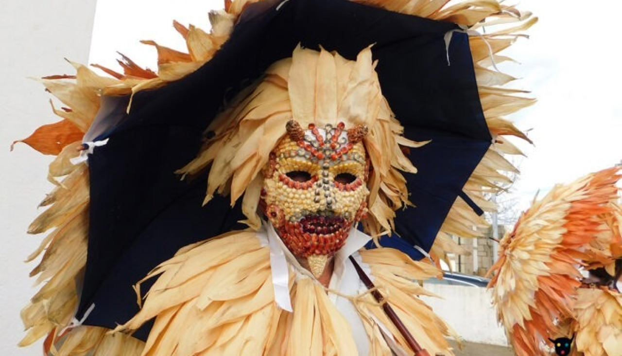 La muestra integra piezas de más de cuarenta países con máscaras gallegas para reflexionar sobre la vigencia de estas tradiciones festivas e identitarias en el presente
