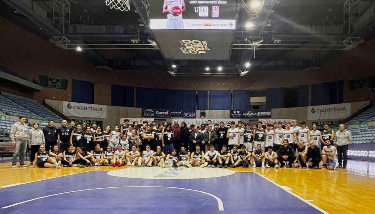 Foto de grupo de las personas participantes en la anterior edición del Campeonato 3x3 USC-Obradoiro