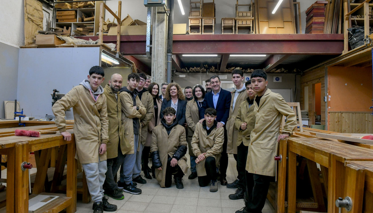 El conselleiro de Educación, Román Rodríguez, durante su visita al CIFP Politécnico de Santiago.