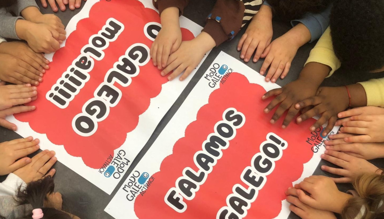Alumnado de centros públicos de Ames participando en actividades de Modo Galego, actívao!