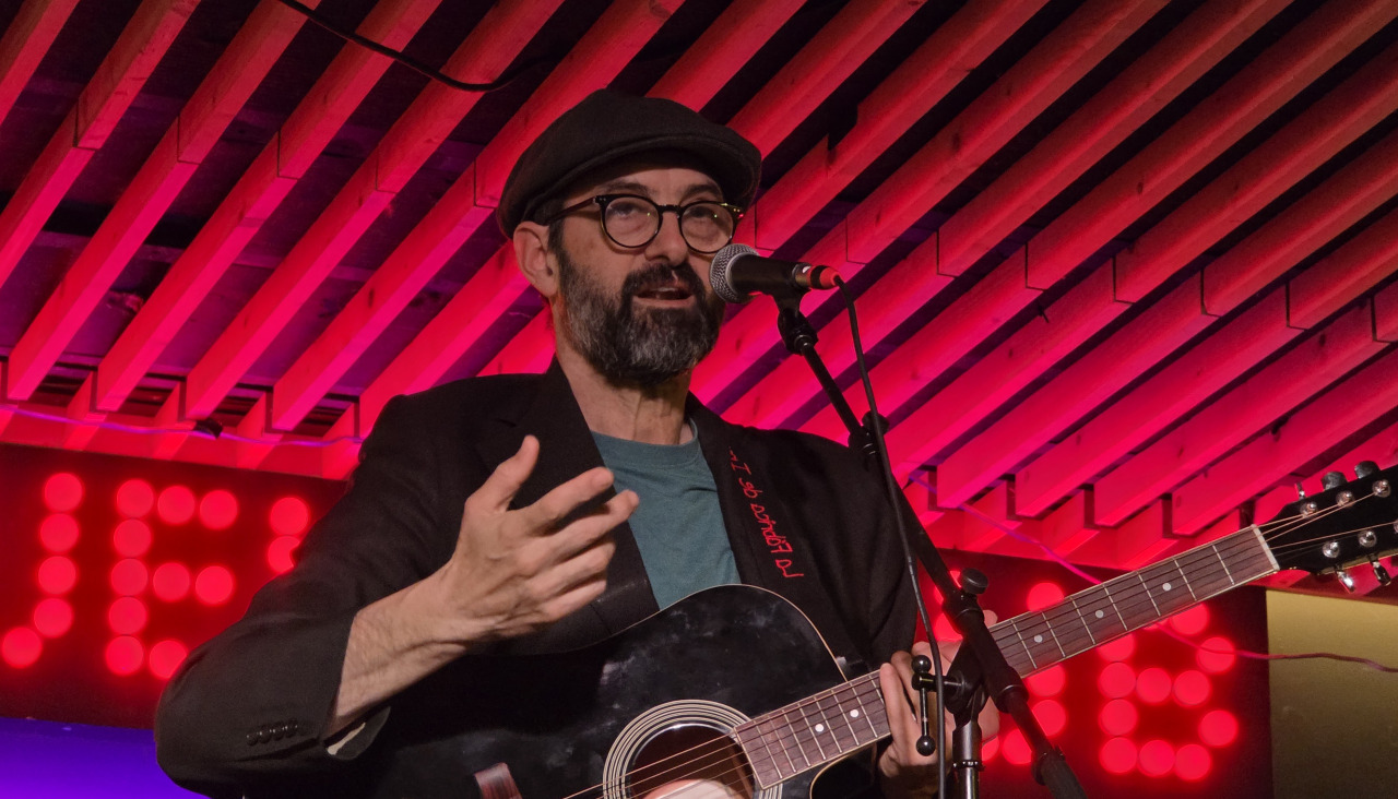 El cómico Pedro Herrero interpreta una canción durante su show 'Born to be guai'