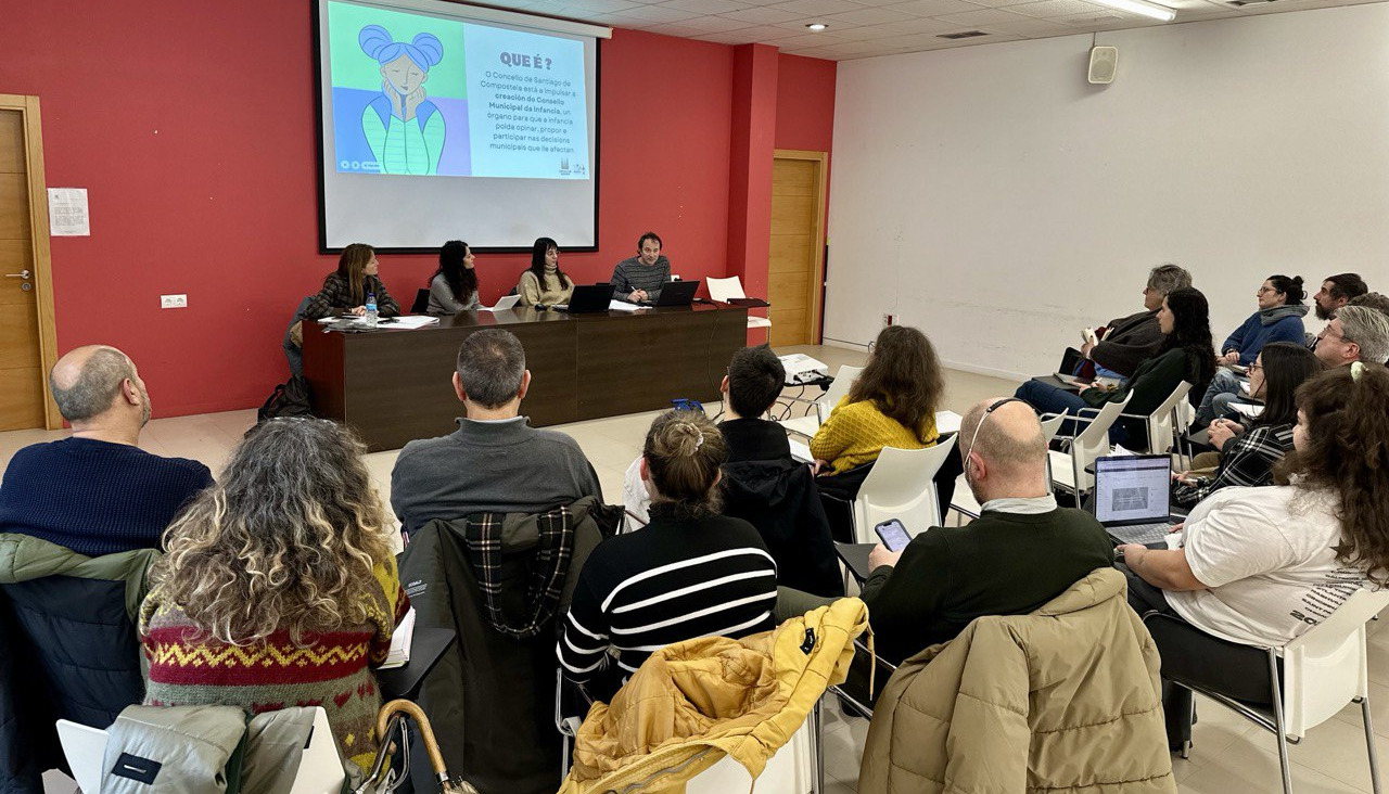 Representantes de centros educativos y entidades sociales en la reunión celebrada este miércoles