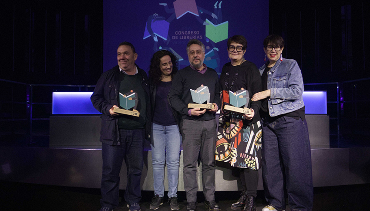 En el centro, Óscar Porral, de la librería Bandini, con su galardón