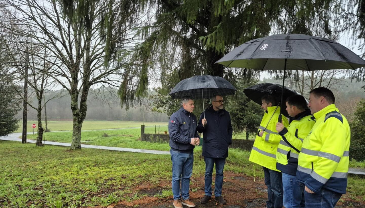 El alcalde y el concejal de Obras, durante la visita de replanteo de las actuaciones de saneamiento