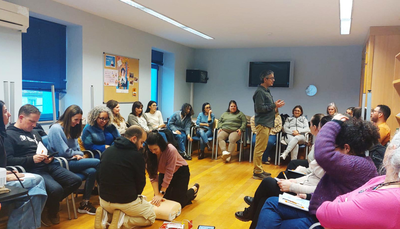 Participantes del taller de primeros auxilios en la infancia durante una de las prácticas