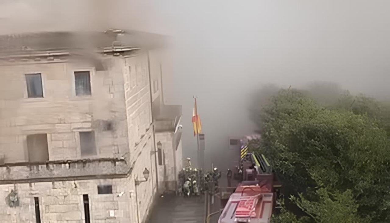 Efectivos del parque de bomberos de Santiago trabajando en la zona