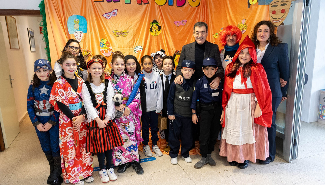 El conselleiro de Educación, Román Rodríguez, durante su visita al CEIP de Roxos