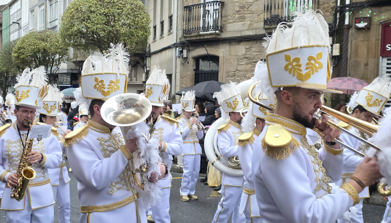 Una de las comparsas recorre la calle del Hórreo