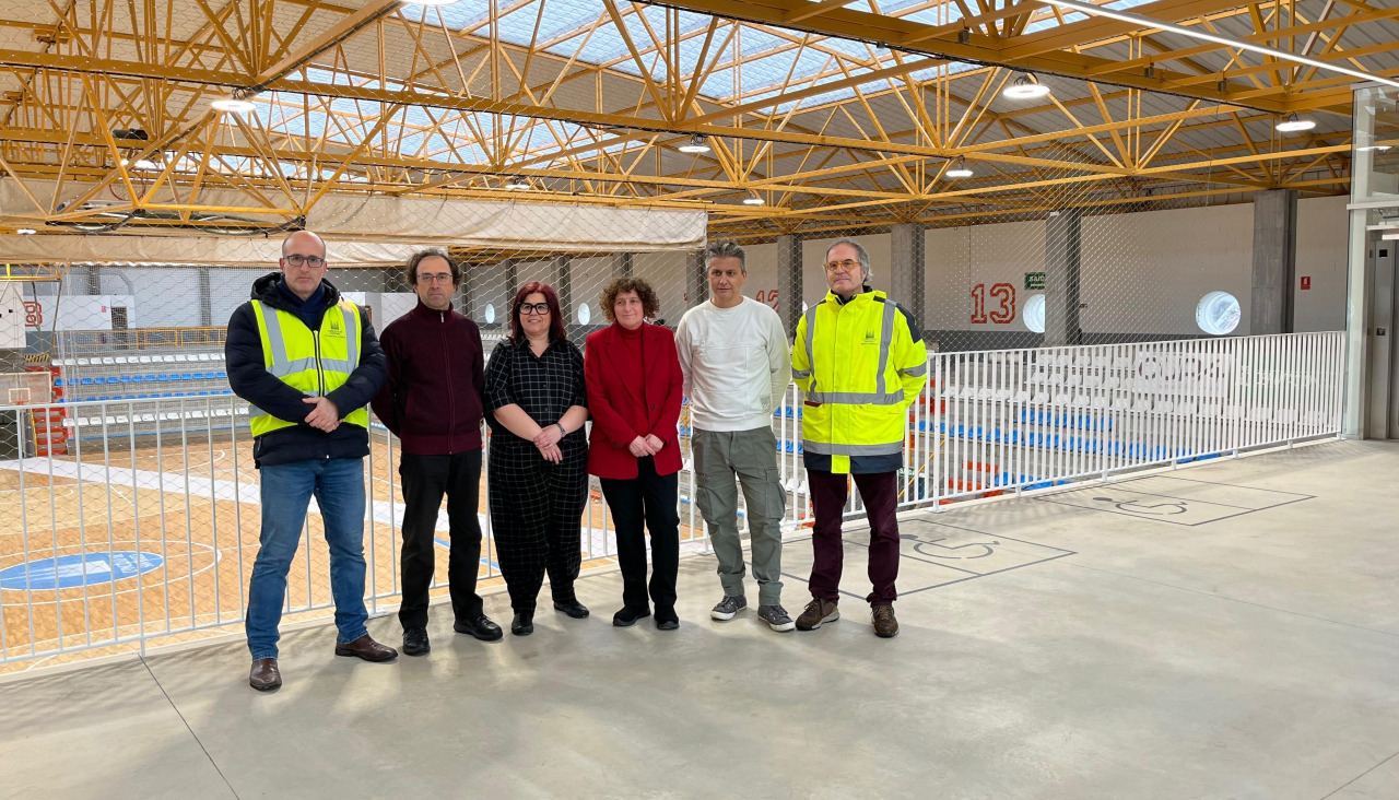 Goretti Sanmartín, acompañada polos concelleiros Pilar Lueiro e Xesús Domínguez, supervisa o resultado das obras