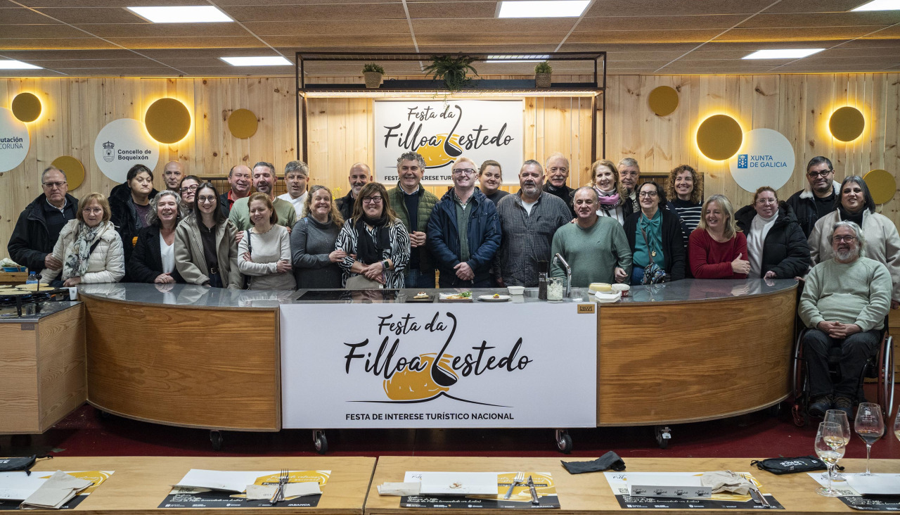 Integrantes de la ONCE de Santiago durante la cata sensorial celebrada en la Festa da Filloa de Lestedo