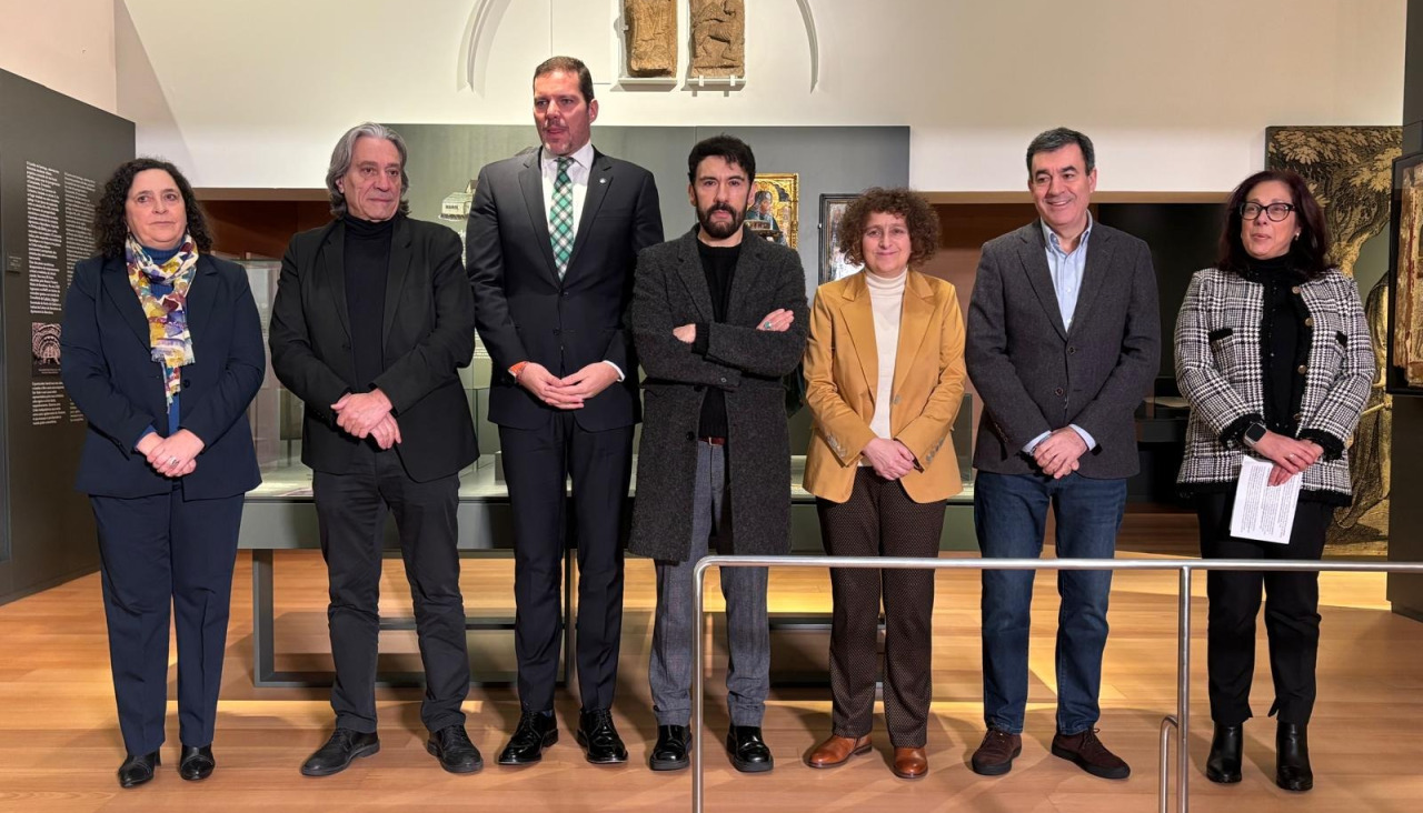 A alcaldesa de Santiago na presentación das esculturas de Carboeiro recuperadas grazas á colaboración entre institucións
