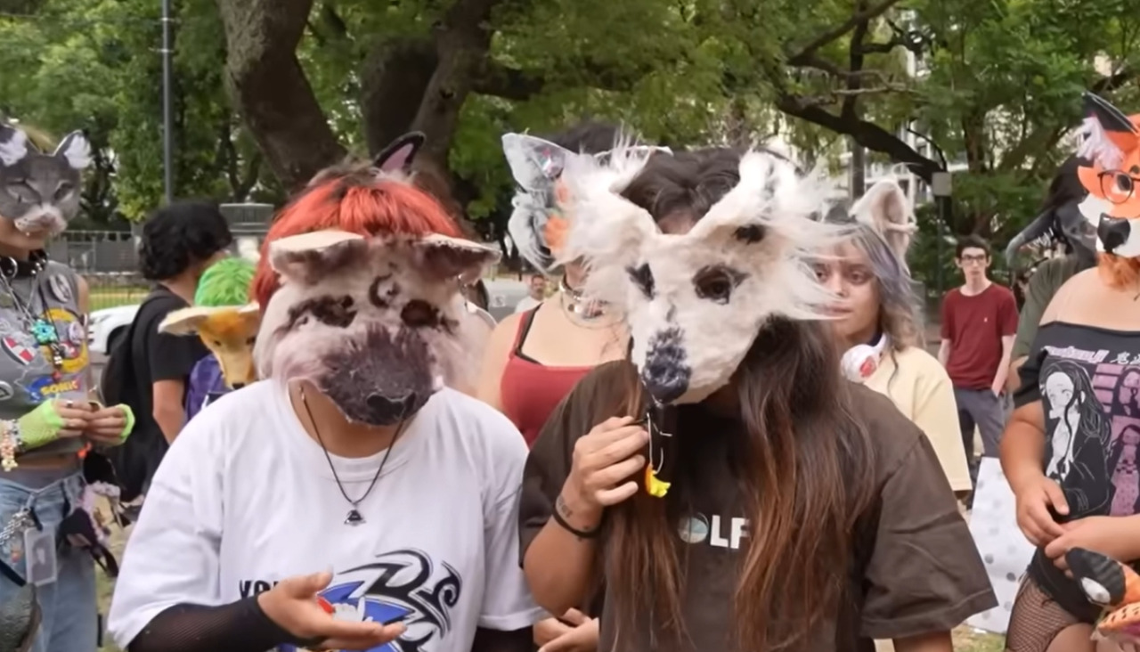 Polémica en Compostela por un encuentro de jóvenes que se identifican como animales