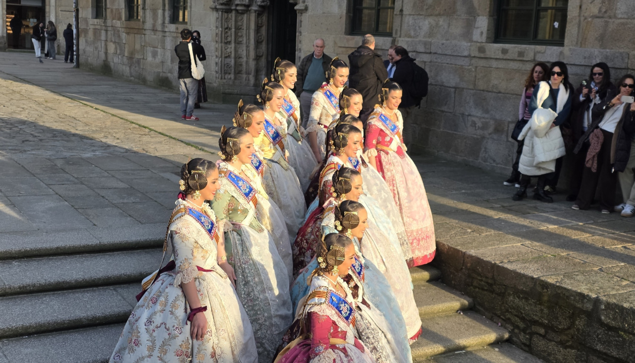 Las trece falleras posan en la plaza del Obradoiro con la Catedral de Santiago al fondo