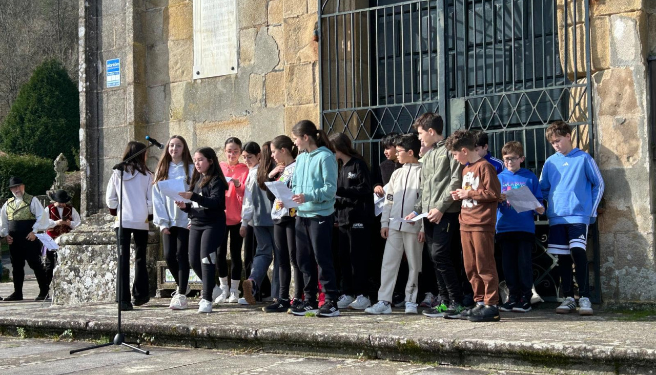 Escolares do IES de Brión e do CEIP de Pedrouzos, xunto a representantes do Concello de Brión, participando na ofrenda