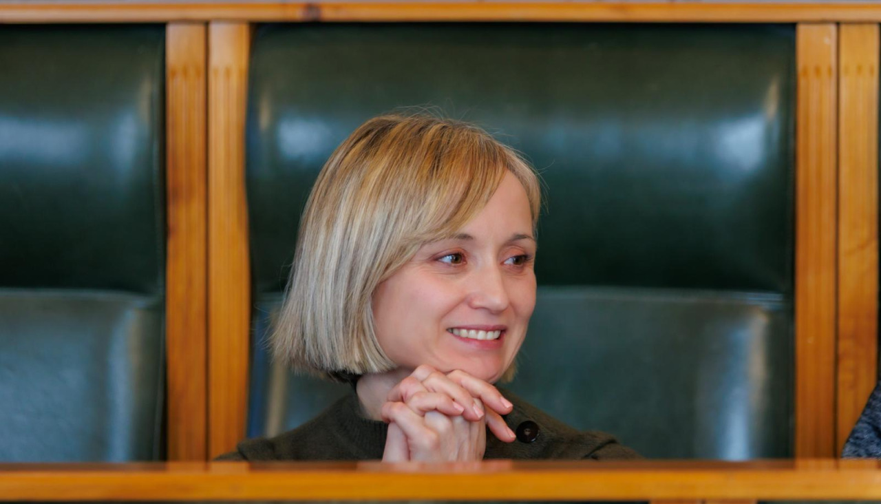 A concelleira Marta Abal anuncia no Concello de Santiago de Compostela a iniciativa do Grupo Municipal Socialista para reclamar información sobre a conservación dos muros de titularidade municipal