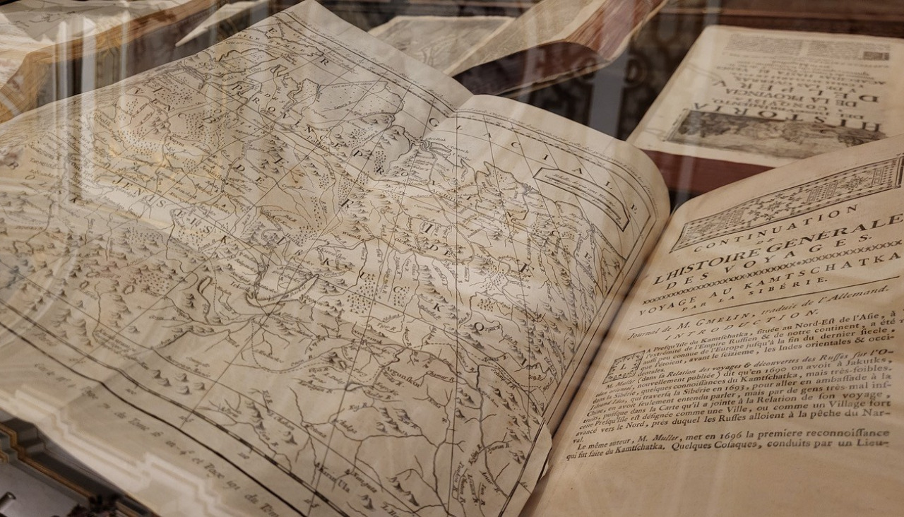 La muestra incluye mapas y planos de África, América del Sur, Rusia y China