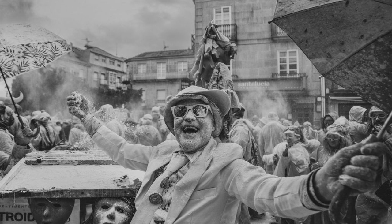 La imagen premiada recoge un instante de la tradicional batalla de harina del Carnaval de Xinzo de Limia