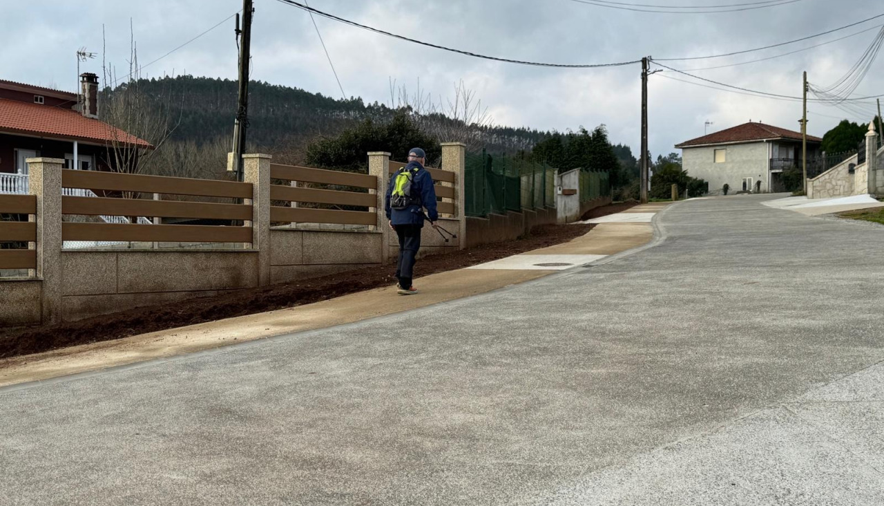 A alcaldesa de Santiago de Compostela, Goretti Sanmartín, xunto co concelleiro de Obras, Xesús Domínguez, visitaron as obras de renovación do firme no lugar de Vilamaior