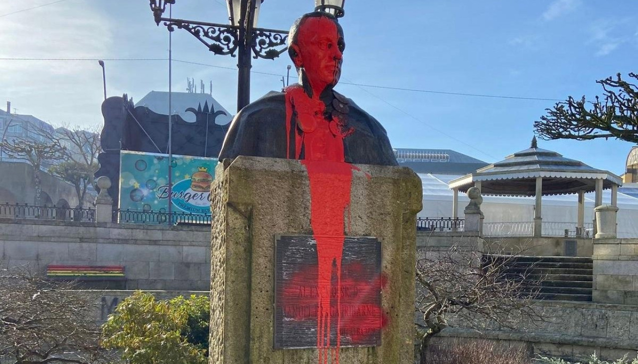 Busto de Manuel Fraga vandalizado en Vilalba (Lugo), a 22 de febrero de 2026