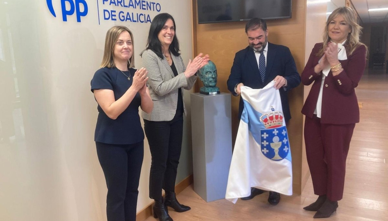 El Grupo Popular sitúa el busto de Manuel Fraga en su espacio del Parlamento de Galicia como gesto político de desagravio tras el ataque al monumento de Vilalba