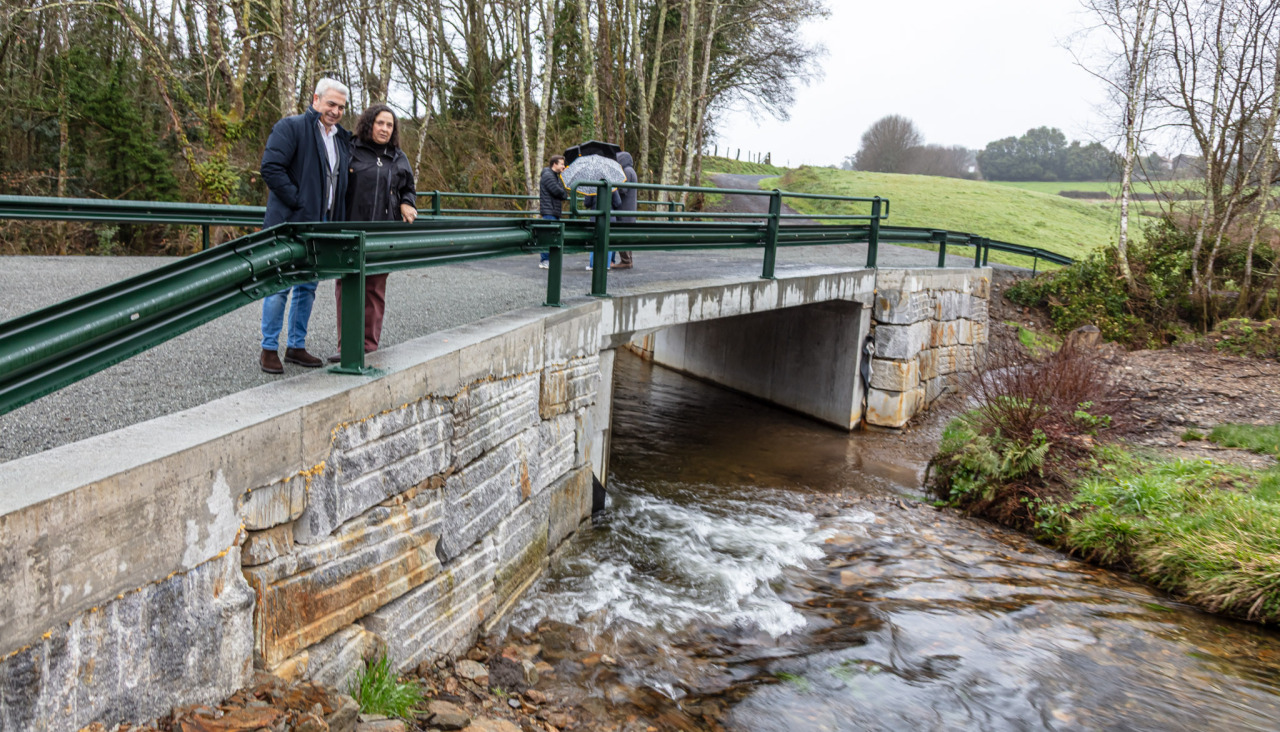 A obra da nova ponte en Domés substitúe unha infraestrutura deficiente e forma parte do Plan de Infraestruturas Rurais 2025 impulsado pola Xunta