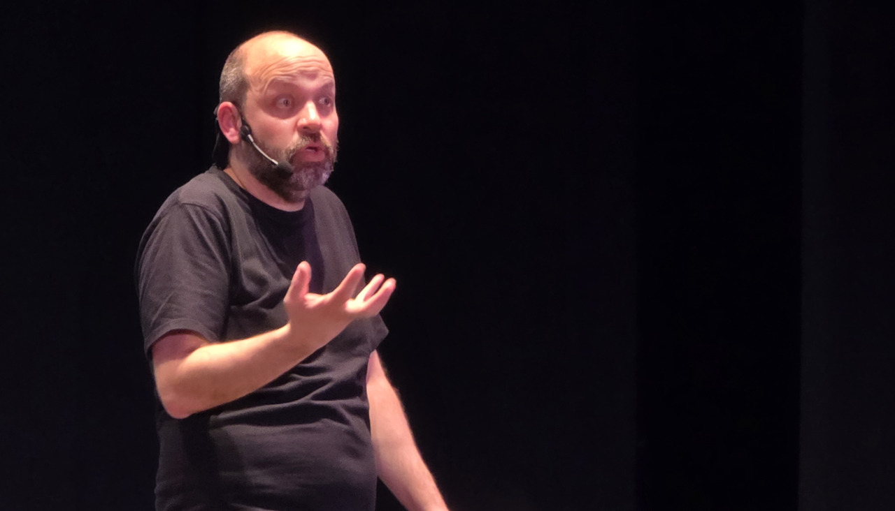 Miguel Noguera, durante uno de los pasajes más solemnes y absurdos de su Ultrashow en el Teatro Compostela