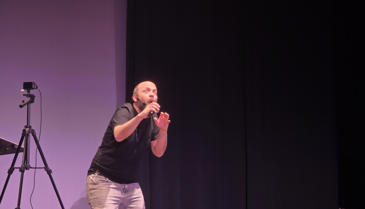 El humorista catalán utilizó proyecciones visuales como apoyo a sus ideas mentales sobre el escenario compostelano