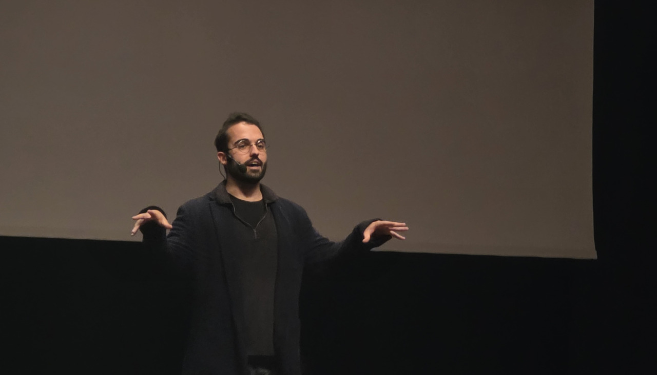 Abián Díaz, durante uno de los momentos de interacción directa con el público en el Auditorio Abanca