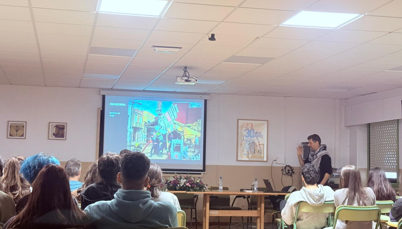 Óscar Corral, Premio Ortega y Gasset de Fotografía, durante su encuentro con el alumnado en el acto inaugural del IES de Sar