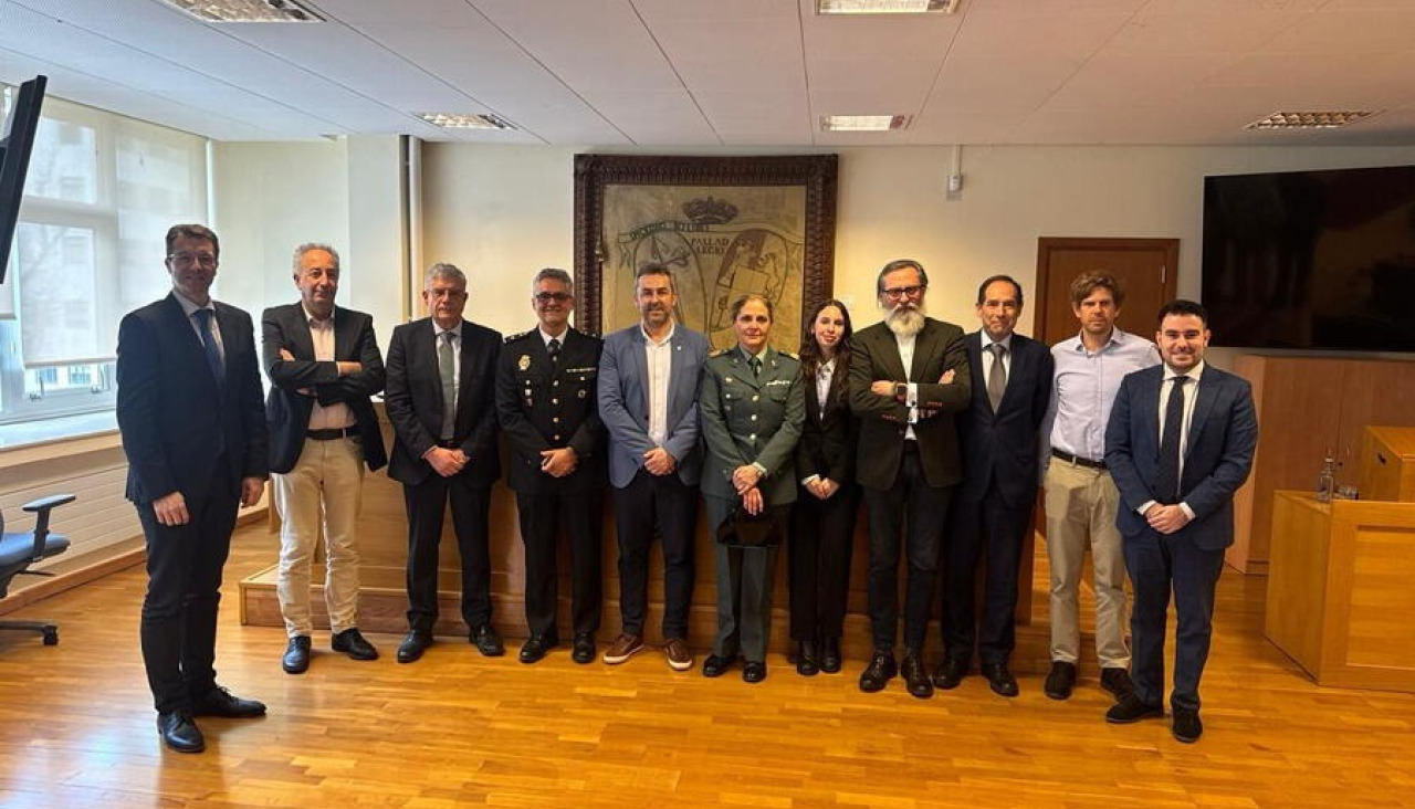 A presentación do libro tivo lugar na Facultade de Dereito da USC e contou con docentes, expertos e representantes das Forzas e Corpos de Seguridade do Estado