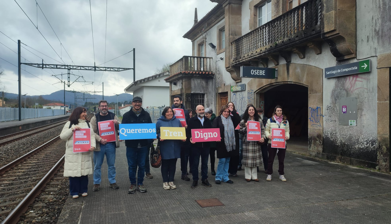 El portavoz municipal del BNG, Eloi Devesa, y el diputado en el Congreso, Néstor Rego, durante la visita a la estación de Osebe