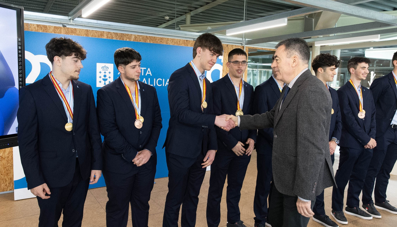 El conselleiro de Educación, Ciencia, Universidades e FP, Román Rodríguez, saluda a los alumnos premiados en la recepción celebrada en la Cidade da Cultura