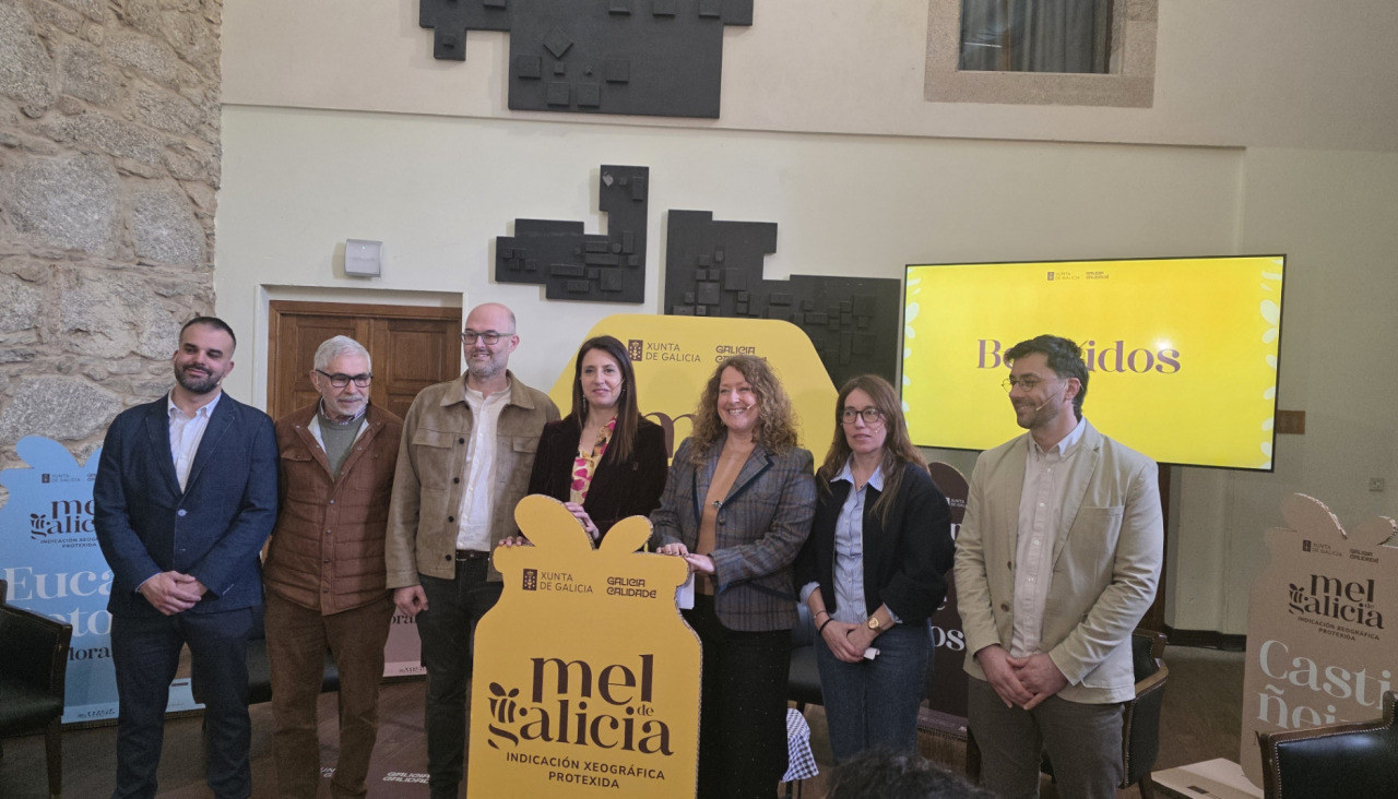 Foto de familia de la mesa redonda del acto, con la conselleira do Medio Rural, María José Gómez Rodríguez, y representantes del sector apícola de Galicia
