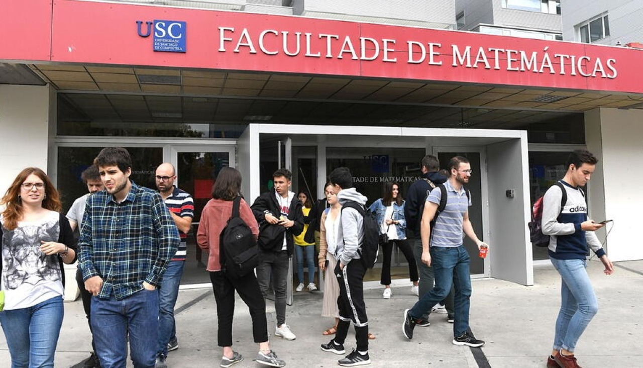 O programa inclúe cursos especializados, seis conferencias convidadas, un obradoiro sobre Intelixencia Artificial e unha mesa redonda sobre Matemática Industrial