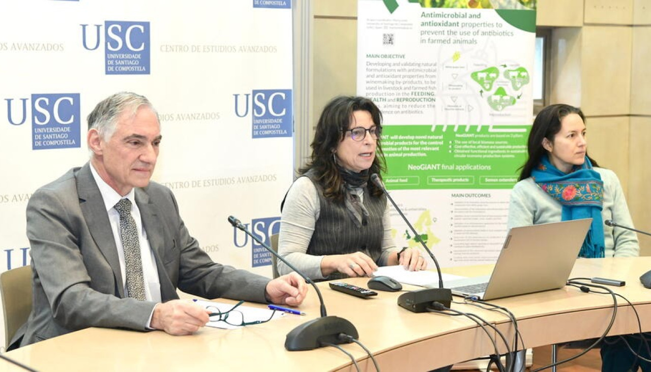 A profesora Marta Lores, no centro da imaxe, presentou os resultados do proxecto no CEA