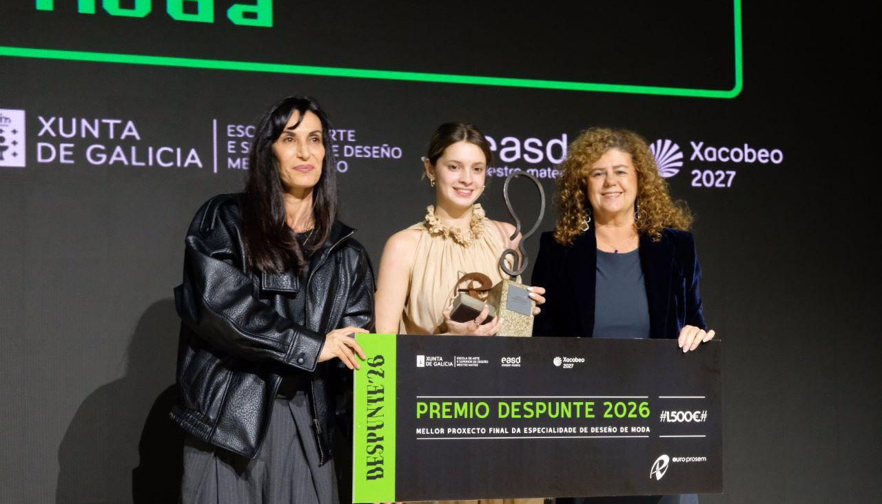 La diseñadora Lidia García posa con el Premio Despunte 2026