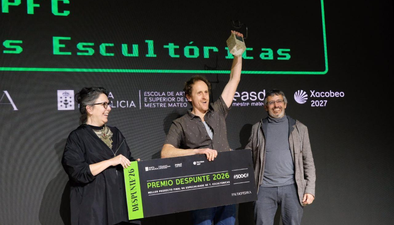 César Loza García posa con su galardón tras ganar el Premio Despunte al mejor proyecto final de Técnicas Escultóricas por ‘Reprodución do busto do emperador Aulio Vitelio’