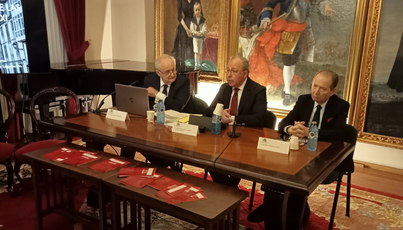 El magistrado del Tribunal Supremo José Luis Seoane Spiegelberg, durante su intervención en la mesa de debate celebrada en la Real Sociedad Económica de Amigos del País de Santiago.