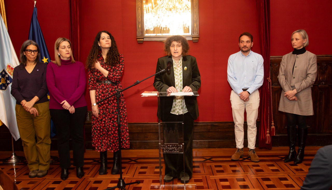 La alcaldesa de Santiago, Goretti Sanmartín, durante el acto institucional del 8M en el que también se entregó el Premio Xohana Torres a la periodista Raquel C. Pico
