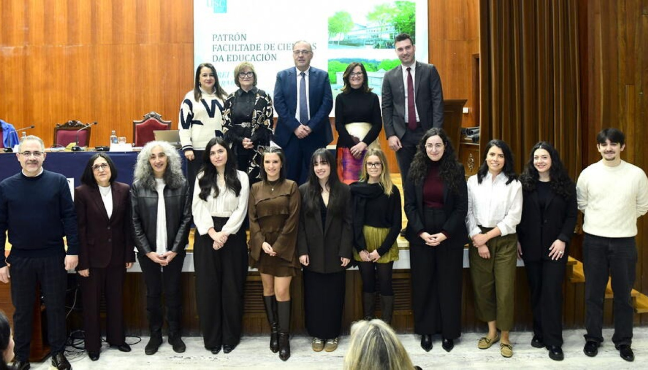 O acto académico incluíu a lección maxistral da escritora e académica da RAG Fina Casalderrey e a entrega dos Premios Extraordinarios de Grao e Mestrado, así como dos Sarmientos de Honra